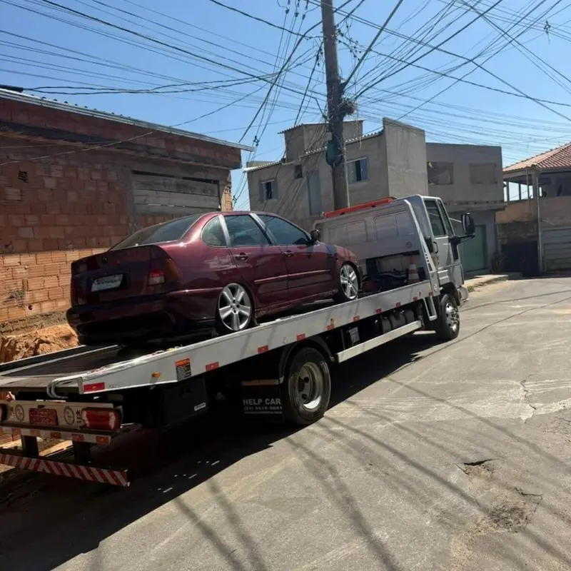 Caminhão de reboque transportando veículo em via urbana do Rio de Janeiro