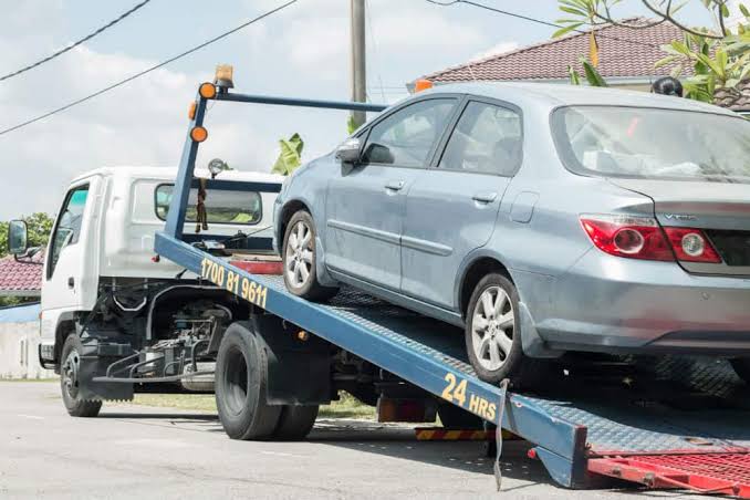 Carro sendo transportado por caminhão-plataforma da EGS Reboque no Rio de Janeiro
